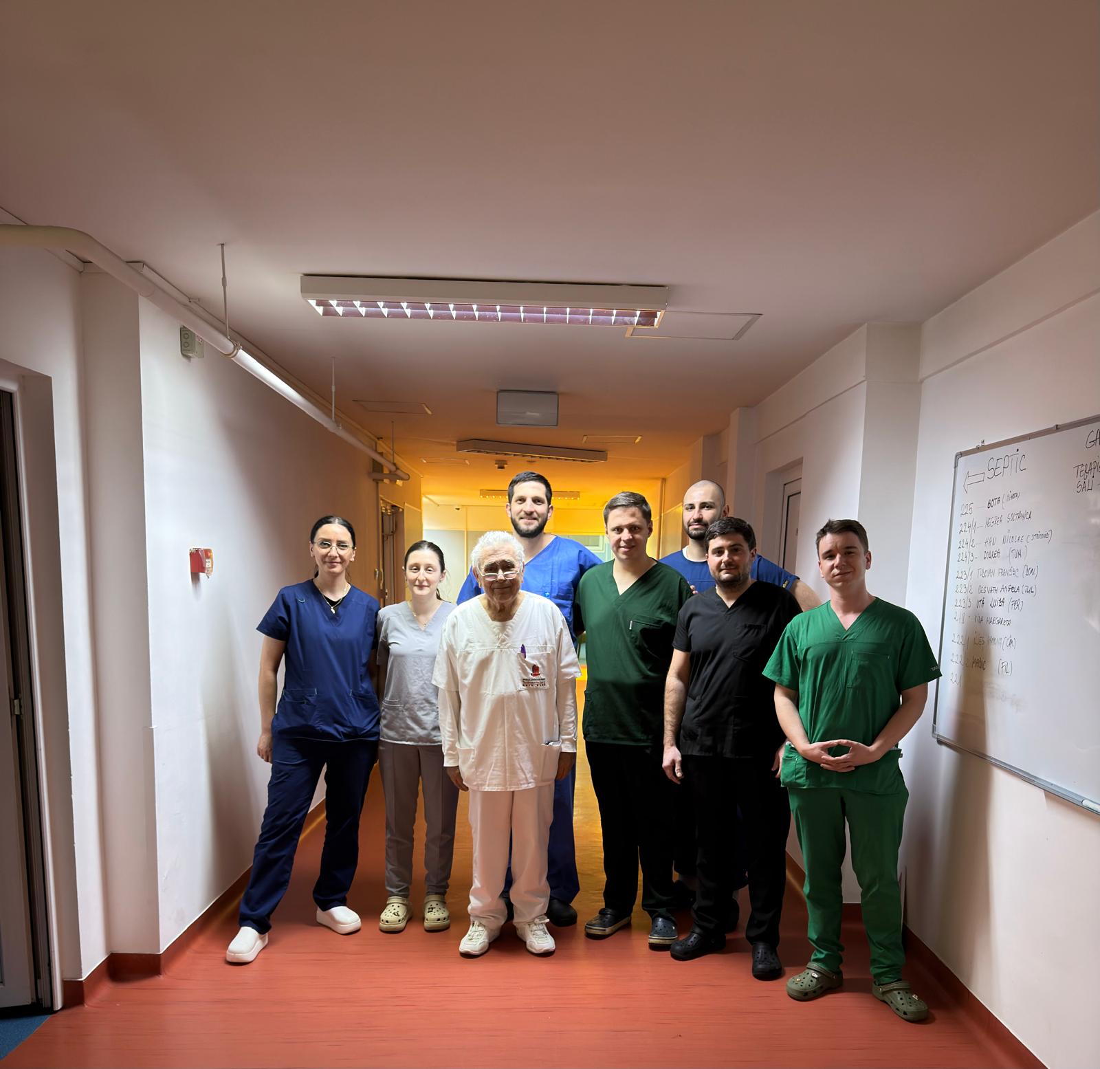 ;ai multi medici într-o poza de grup. Dr. Andrei Muresan imbracat in costum alb impreuna cu echipa de la Spitalul din Satu Mare la o prelevare de organe
